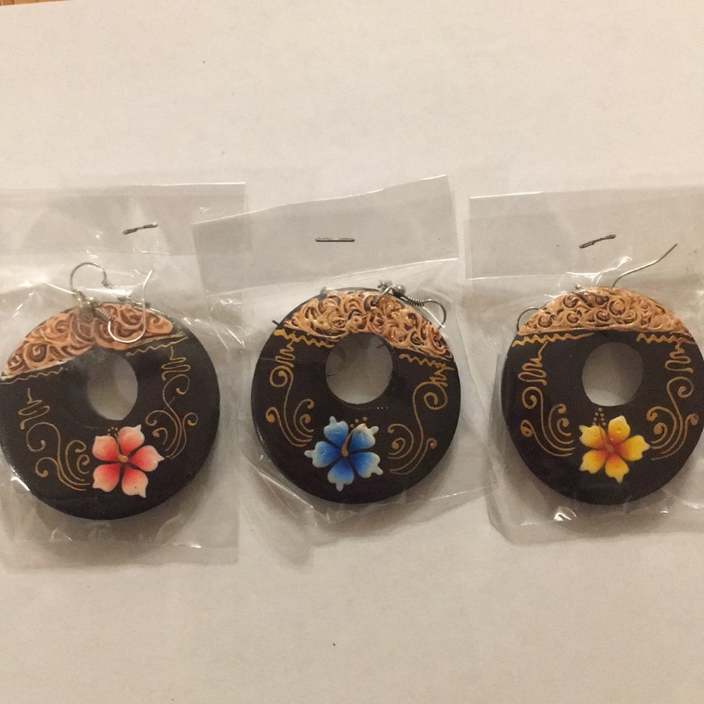 Set of 25 Coconut Shell Earrings w/ Flowers NEW